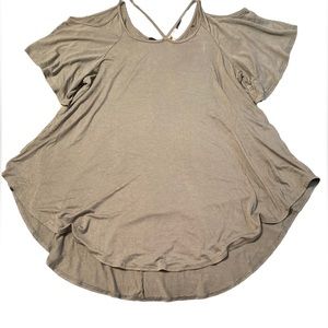 Miracle Berry flowy cold shoulder, high-low top with flutter sleeves size L/XL